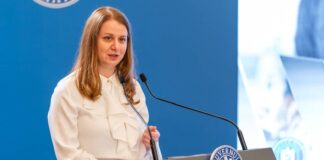 Opetusministeri Tärkeä kansallinen ohjelma Deca Leaguen ilmoitus Ukraina täynnä sotaa