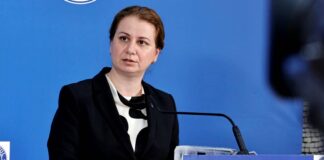 Utbildningsminister 2 SISTA MINUTEN Åtgärder Rumänska skolstudenter uppfyller Ligia Deca