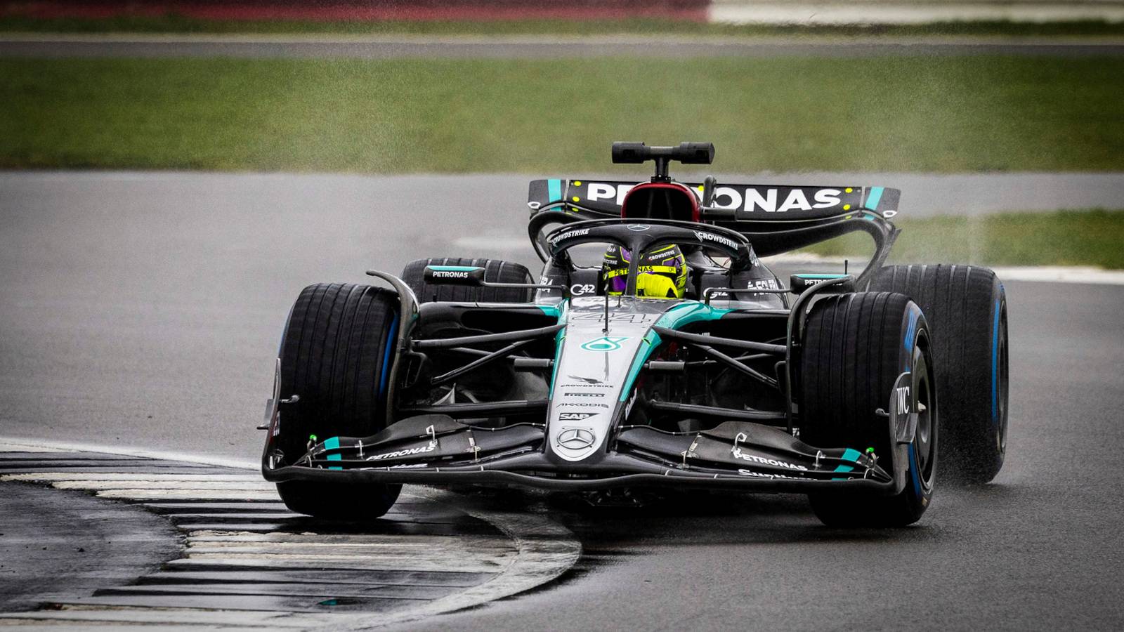 Formula 1 LOVITURA Lewis Hamilton da Oficial Echipei Mercedes Plecare