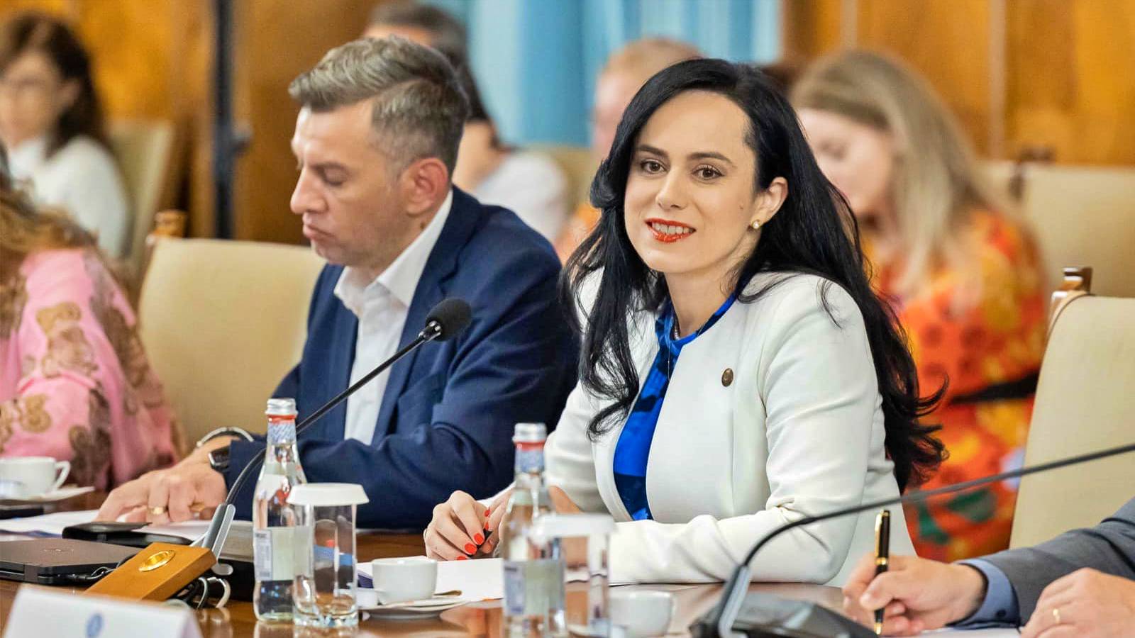 Simona-Bucura Oprescu LAST MINUTE Oficjalne środki Ministra Pracy Rumuńskich Emerytur