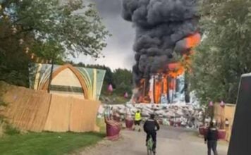 video tomorrowland flacari scena principala