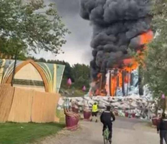 video tomorrowland flacari scena principala