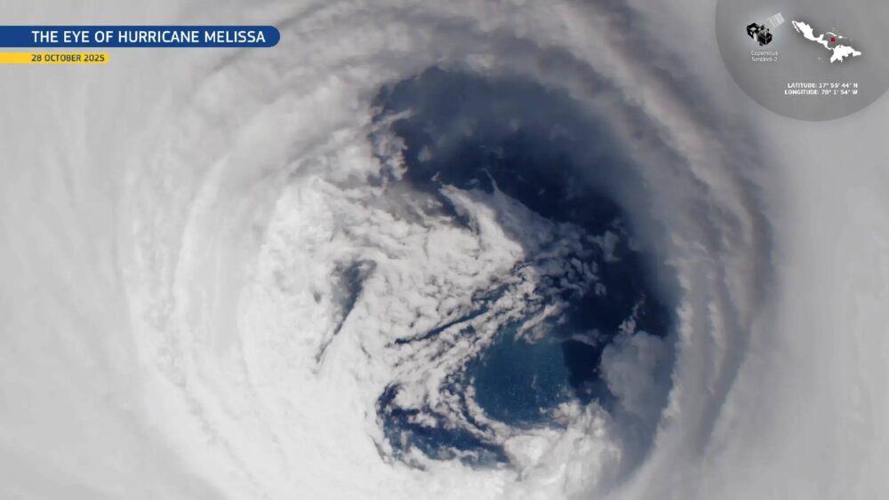 Uraganul Melissa mezovortex