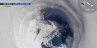 Uraganul Melissa mezovortex