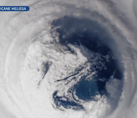 Uraganul Melissa mezovortex