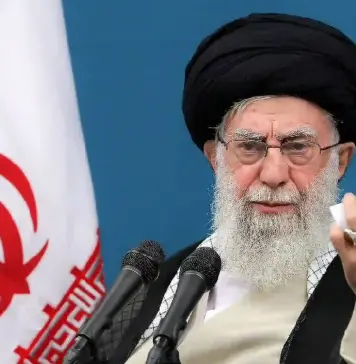 Ali Khamenei il Avertizeaza pe Donald Trump, in Timp ce Revolta din Iran se Extinde Violent (VIDEO) Ali Khamenei
