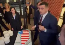 George Simion Prezent la Taierea unui Tort in Forma Groenlandei, cu Steagul SUA, in Ziua in care AUR e cotat la 40% in Romania George Simion Tort Groenlanda Video