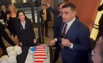 George Simion Prezent la Taierea unui Tort in Forma Groenlandei, cu Steagul SUA, in Ziua in care AUR e cotat la 40% in Romania George Simion Tort Groenlanda Video