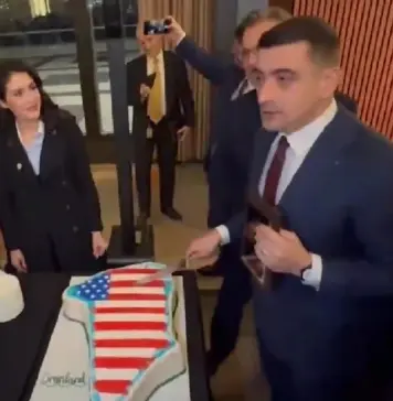 George Simion Prezent la Taierea unui Tort in Forma Groenlandei, cu Steagul SUA, in Ziua in care AUR e cotat la 40% in Romania George Simion Tort Groenlanda Video