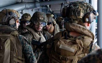 Donald Trump Pregateste o Invazie Terestra a Iranului, Negocierile Par a fi o Cacealma Puscasi Marini Ajunsi Langa Iran Pe Uss Tripoli