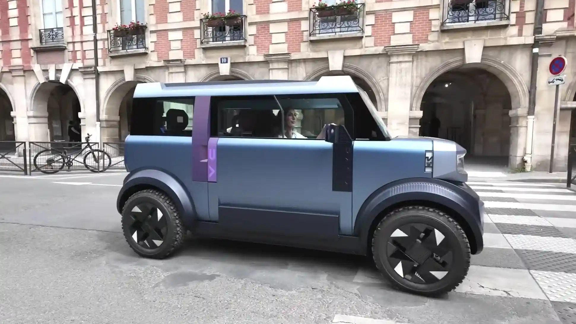 Pretul DACIA Hipster design lateral | iDevice Pretul DACIA Hipster design lateral