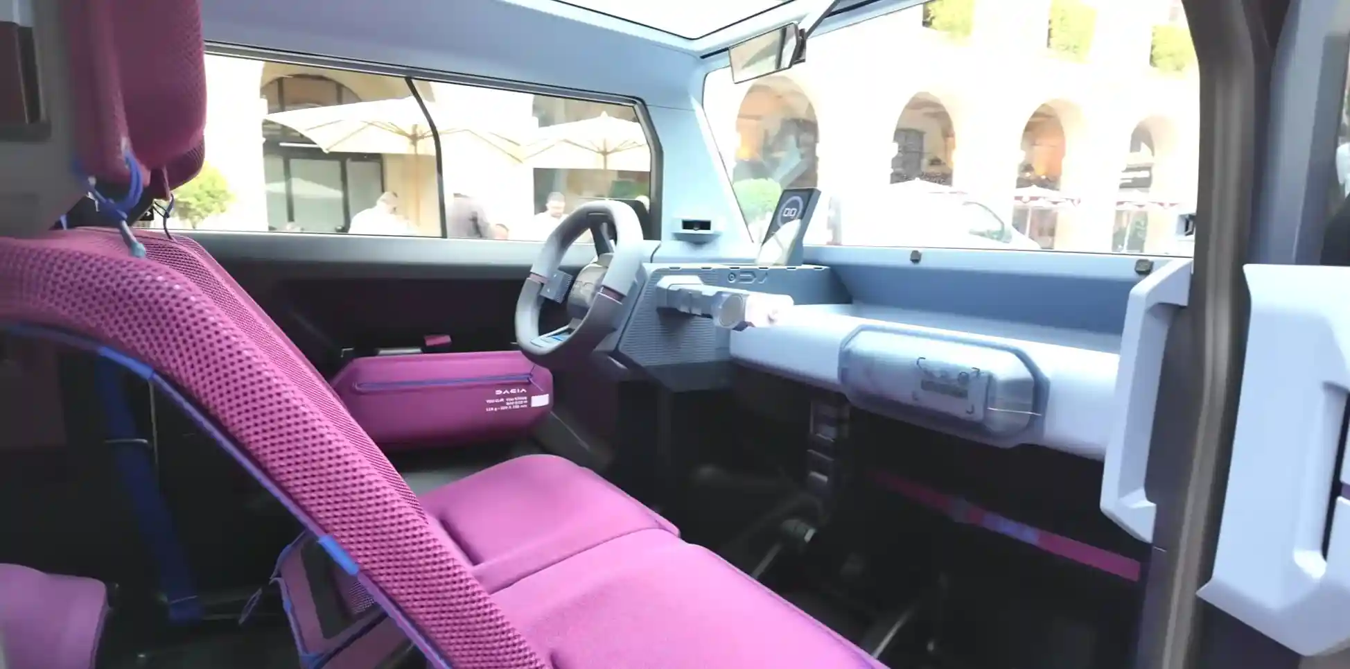 Pretul DACIA Hipster interior fata | iDevice Pretul DACIA Hipster interior fata