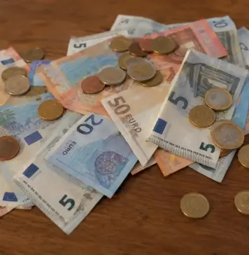 Lumea se Schimba, iar Razboiul din Iran si AI-ul iti vor scoate mai multi Bani din Buzunare bancnote si monede euro 12314353