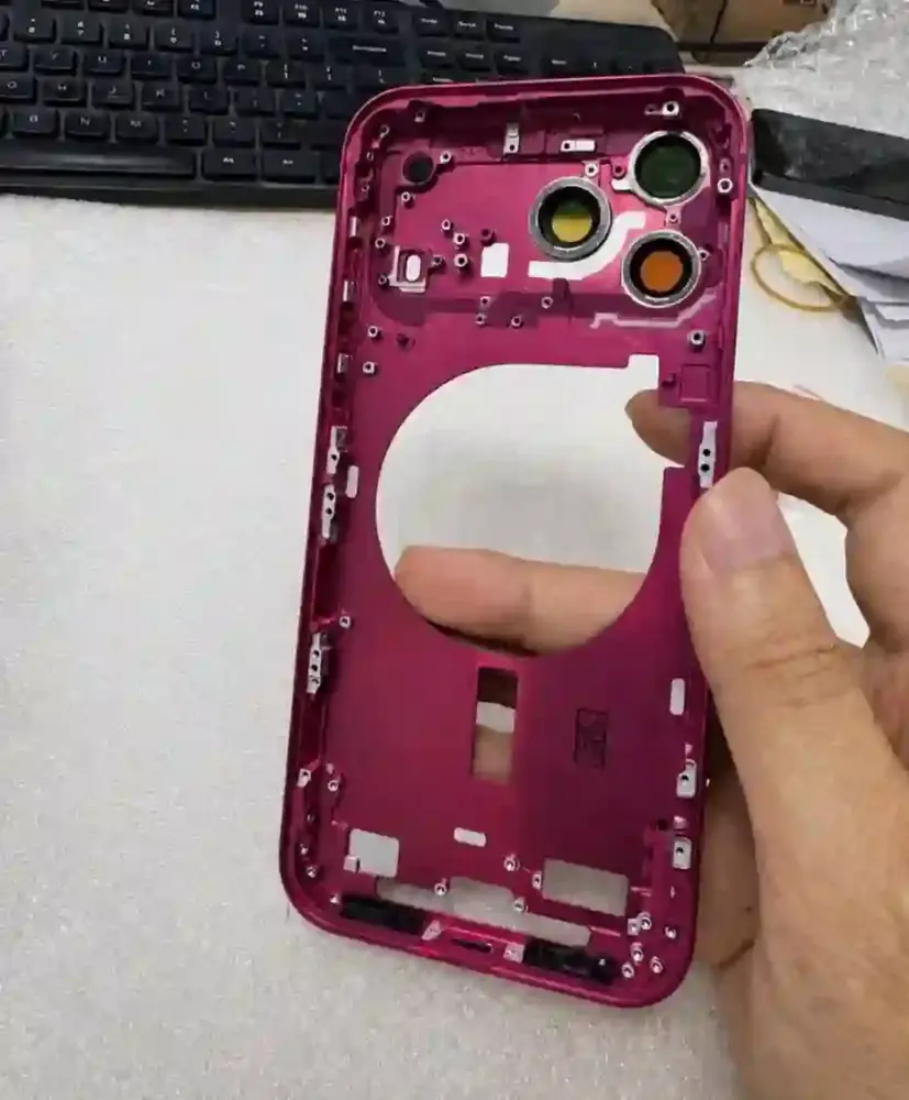 iPhone 18 pro imagine carcasa cherry red | iDevice.ro iPhone 18 pro imagine carcasa cherry red