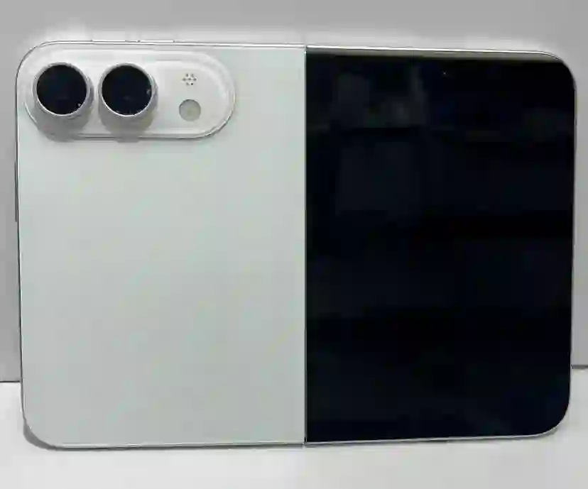 iPhone FOLD alb depliat iPhone FOLD alb depliat