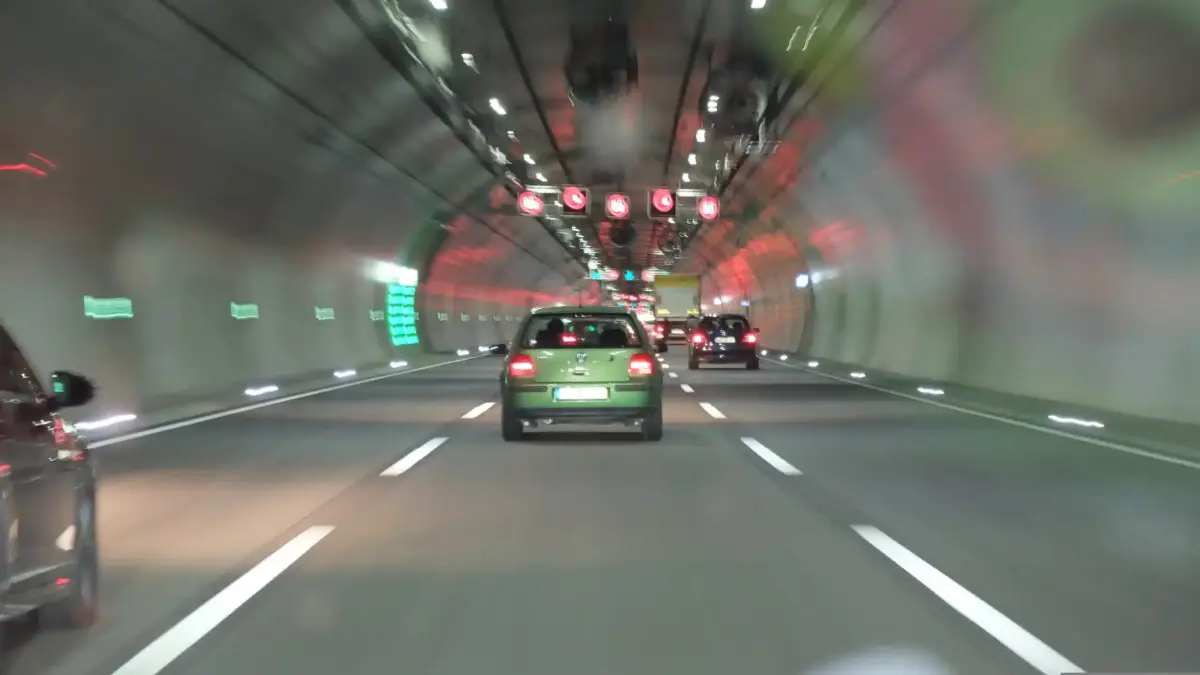 masini in deplasare in tunel masini in deplasare in tunel