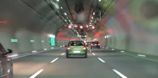 masini in deplasare in tunel
