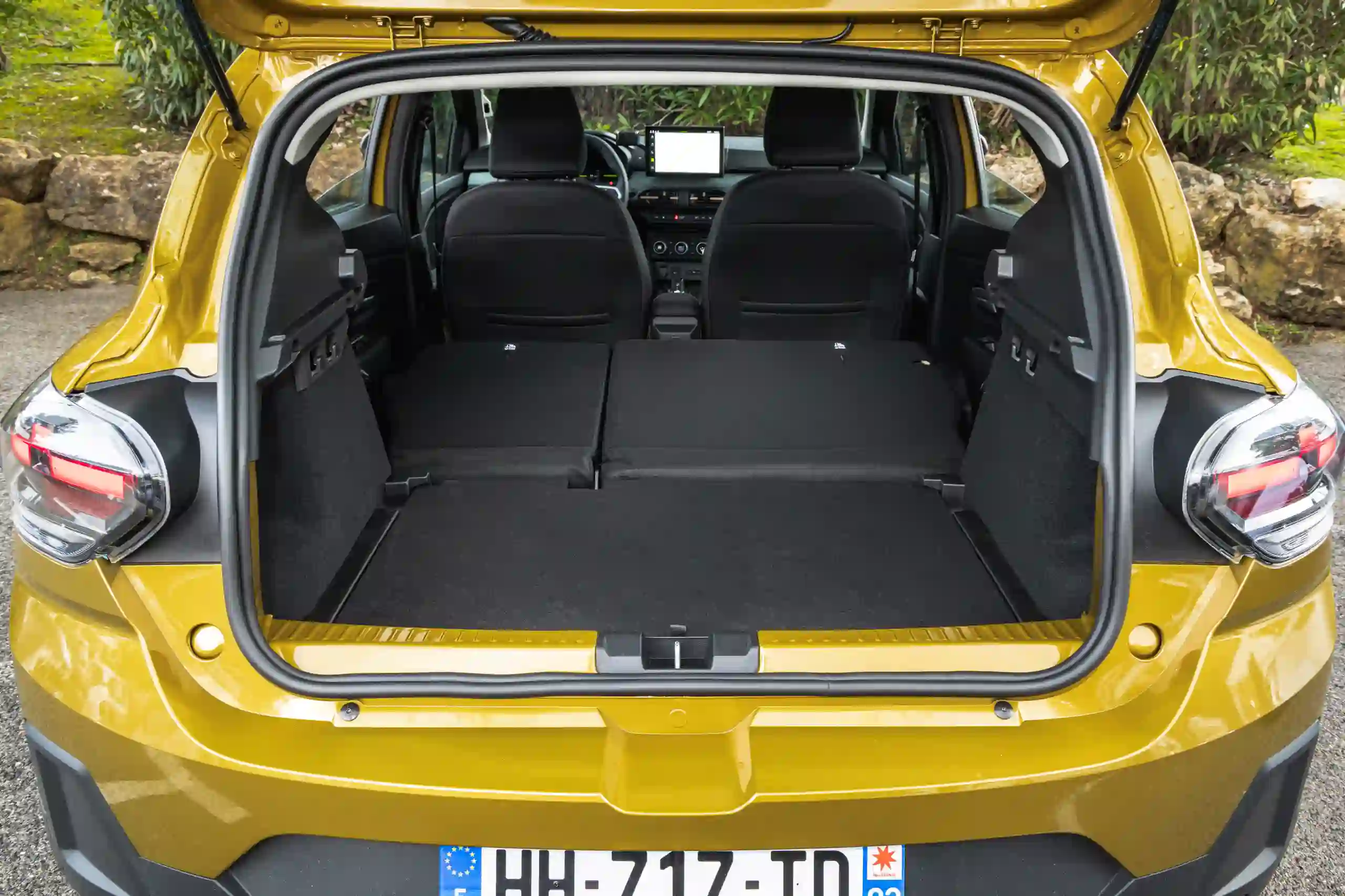 DACIA Sandero Stepway 2026 Hybrid spatiu portbagaj | iDevice.ro DACIA Sandero Stepway 2026 Hybrid spatiu portbagaj