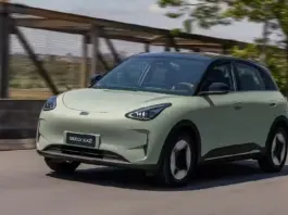 Geely E2 ATACA DACIA Spring 2 cu un Pret Surprinzator de MIC si Dotari Impresionante Front-left three-quarter view of a pale green Geely EX2 electric SUV driving on a road.