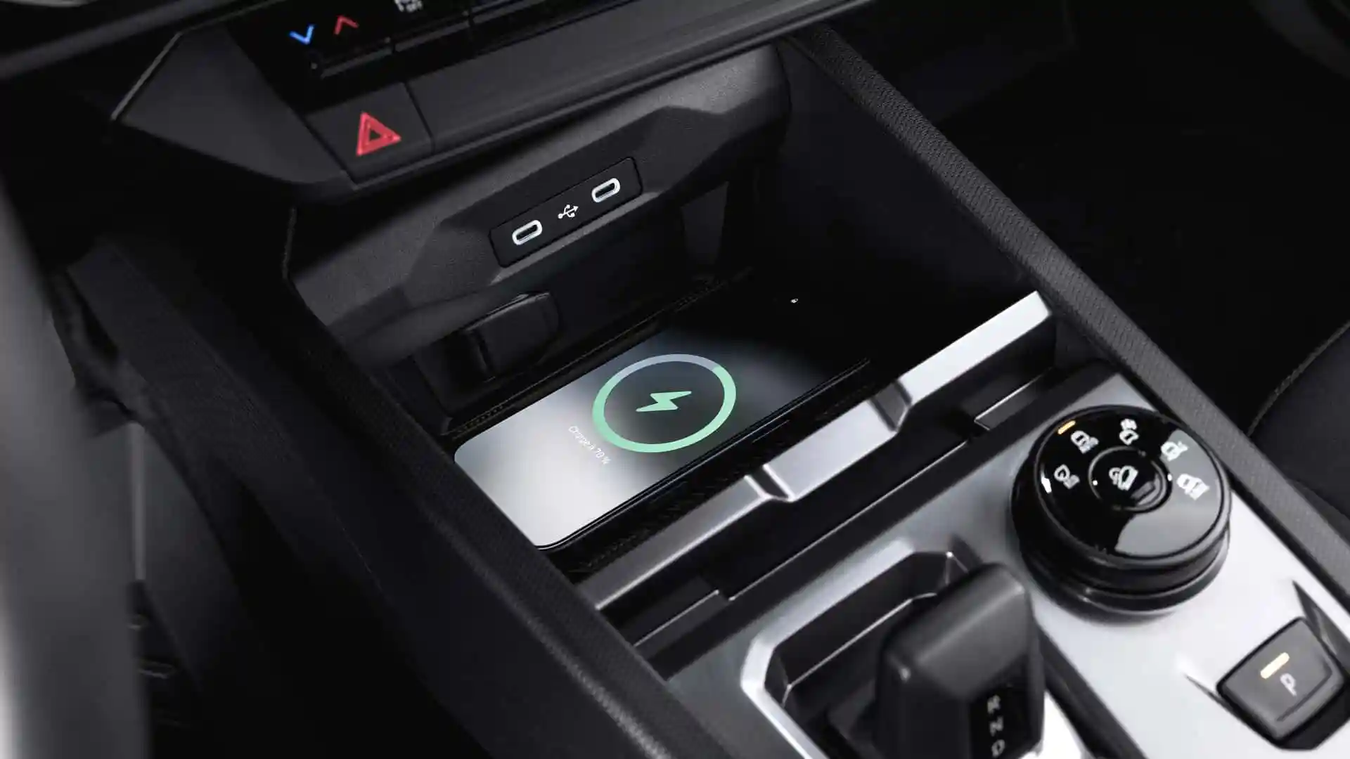 Interiorul DACIA Striker 2026 incarcare telefon | iDevice.ro Interiorul DACIA Striker 2026 incarcare telefon