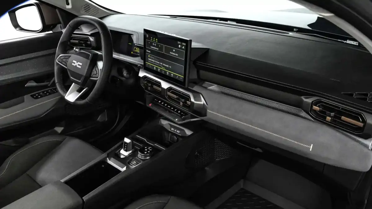 Interiorul DACIA Striker 2026 interior bord | iDevice.ro Interiorul DACIA Striker 2026 interior bord