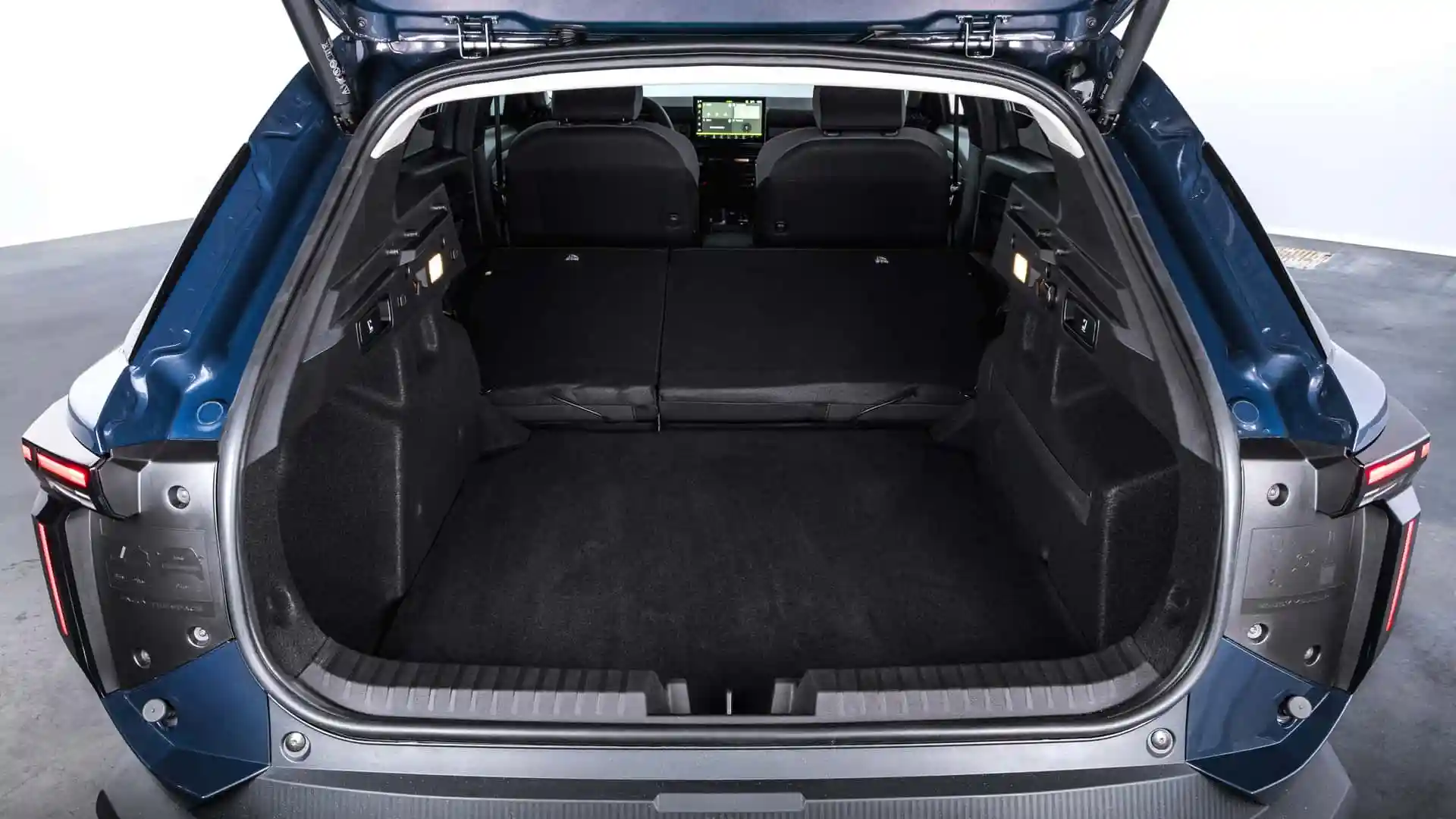 Interiorul DACIA Striker 2026 portbagaj scaune rabatate | iDevice.ro Interiorul DACIA Striker 2026 portbagaj scaune rabatate
