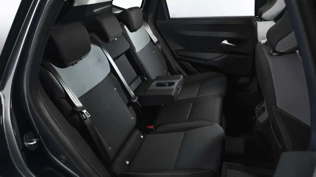Interiorul DACIA Striker 2026 scaune spate | iDevice.ro Interiorul DACIA Striker 2026 scaune spate