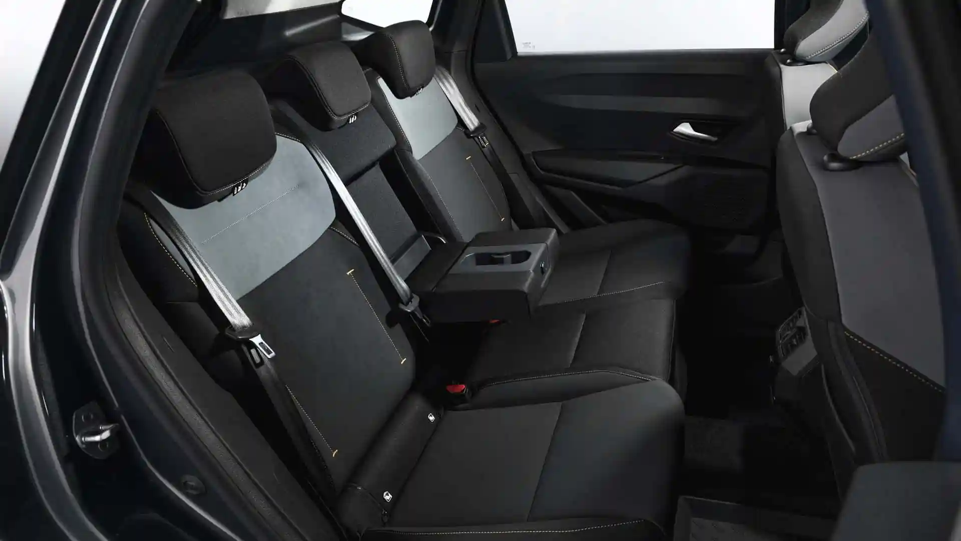 Interiorul DACIA Striker 2026 scaune spate | iDevice.ro Interiorul DACIA Striker 2026 scaune spate