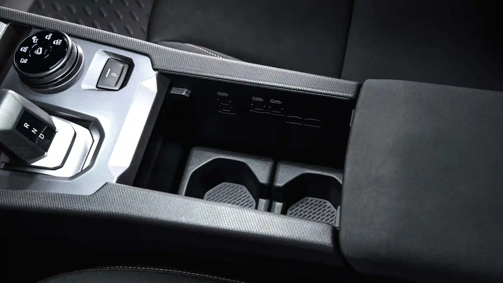 Interiorul DACIA Striker 2026 suport pahare | iDevice.ro Interiorul DACIA Striker 2026 suport pahare