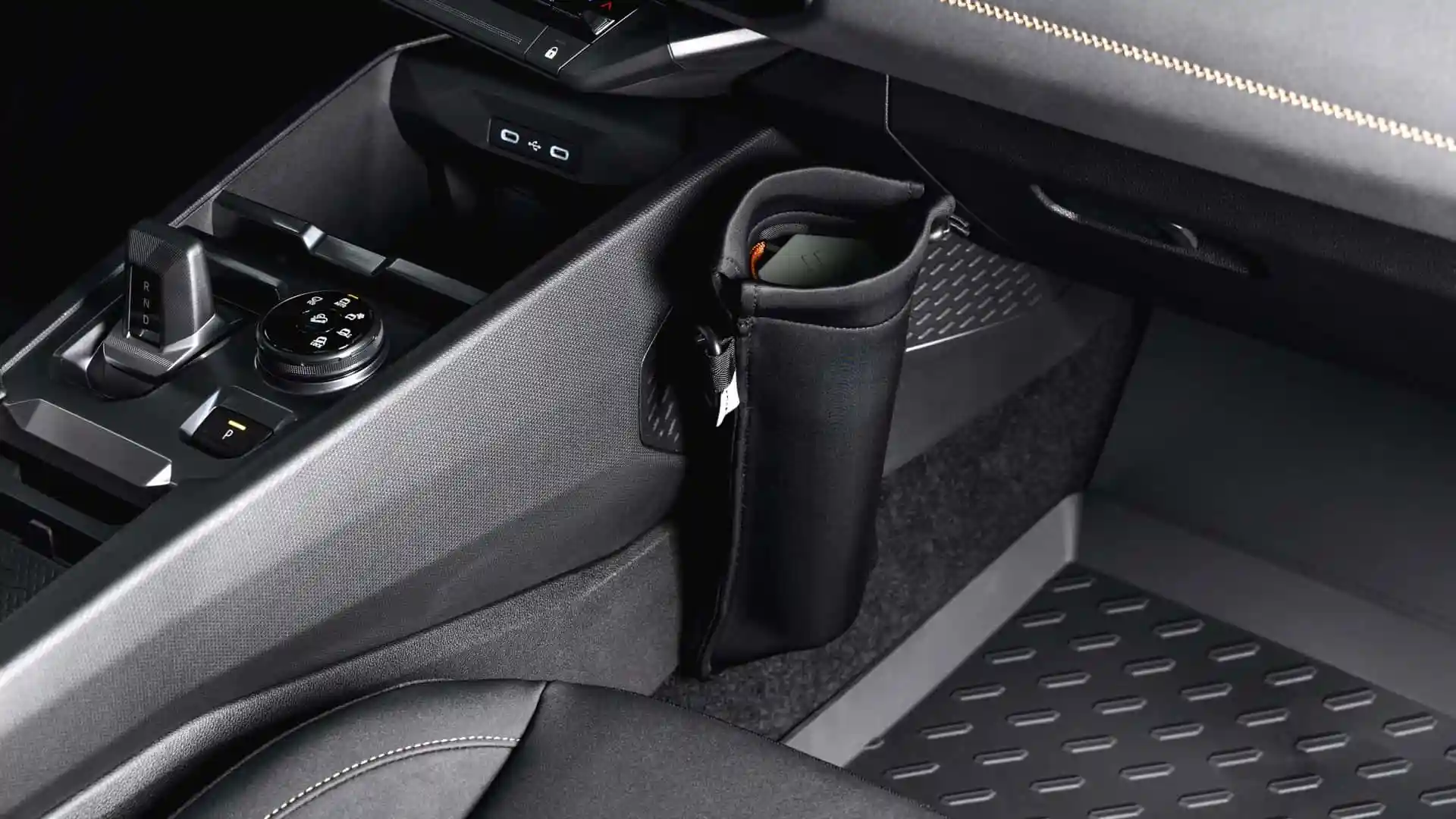 Interiorul DACIA Striker 2026 suport telefon | iDevice.ro Interiorul DACIA Striker 2026 suport telefon