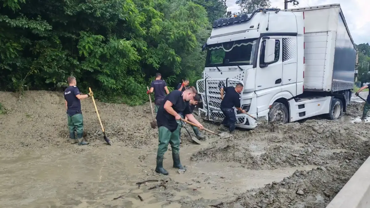 Inundatii si Viitura pe DN1 in Prahova | iDevice.ro Inundatii si Viitura pe DN1 in Prahova