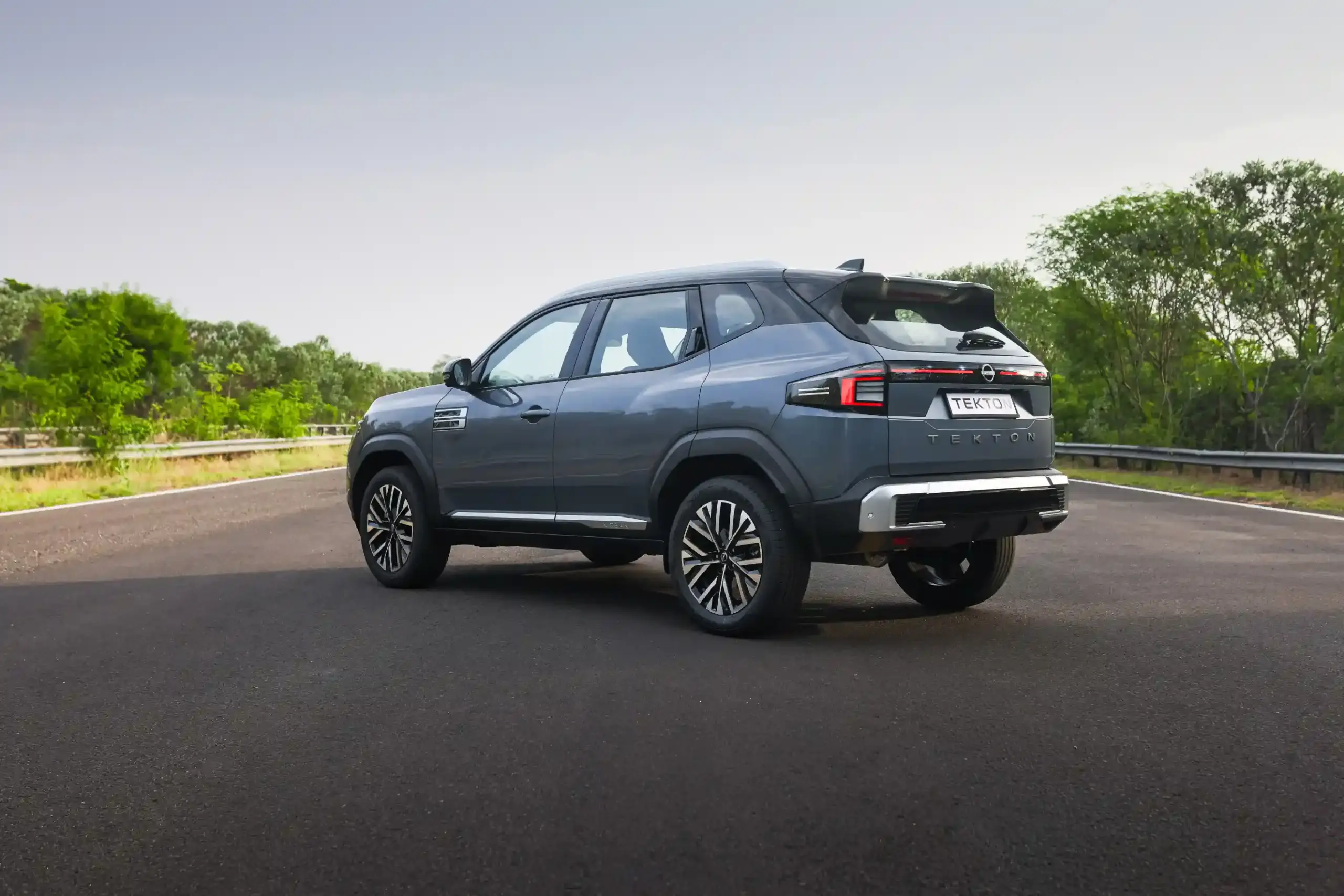 Modelul DACIA Duster 2026 LUX exterior spate | iDevice.ro Modelul DACIA Duster 2026 LUX exterior spate