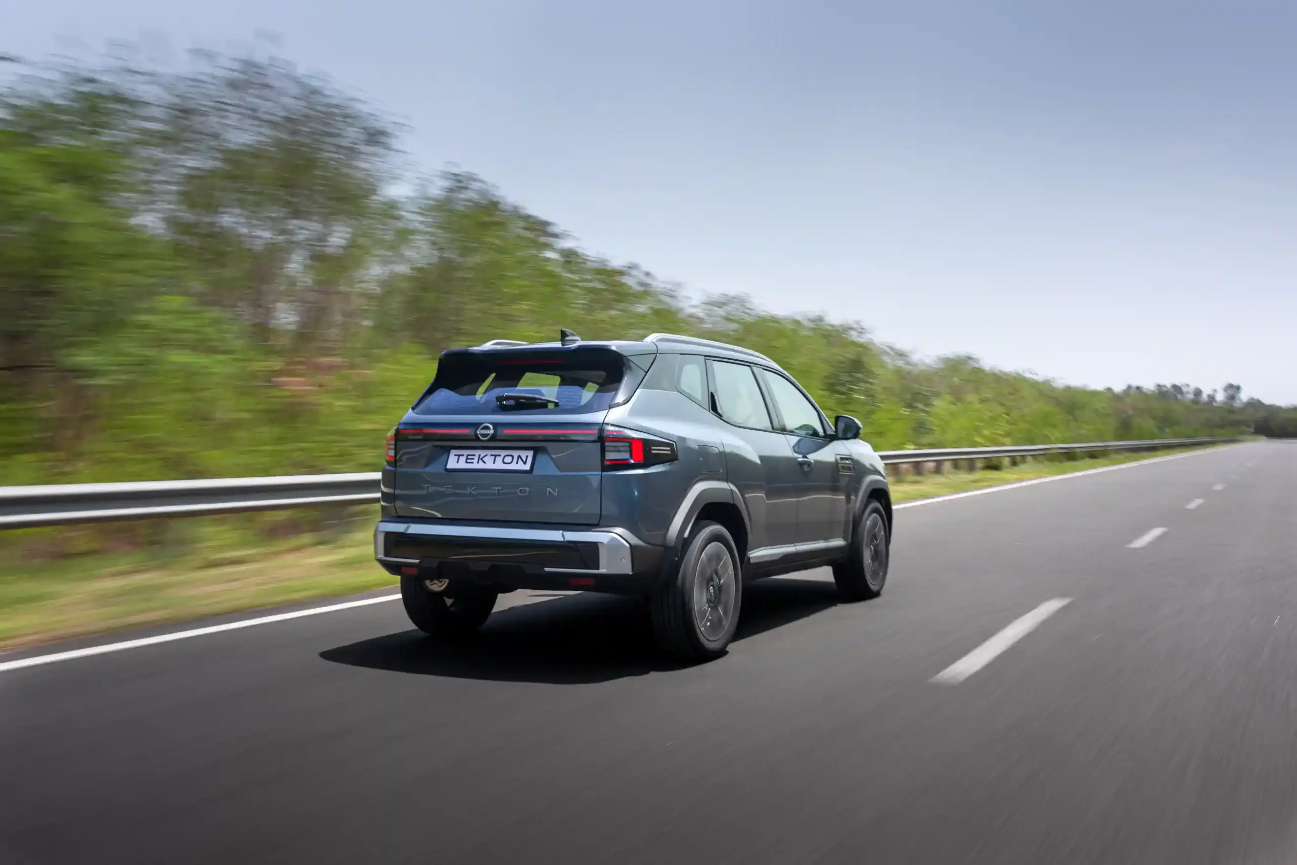 Modelul DACIA Duster 2026 LUX sosea lateral | iDevice.ro Modelul DACIA Duster 2026 LUX sosea lateral