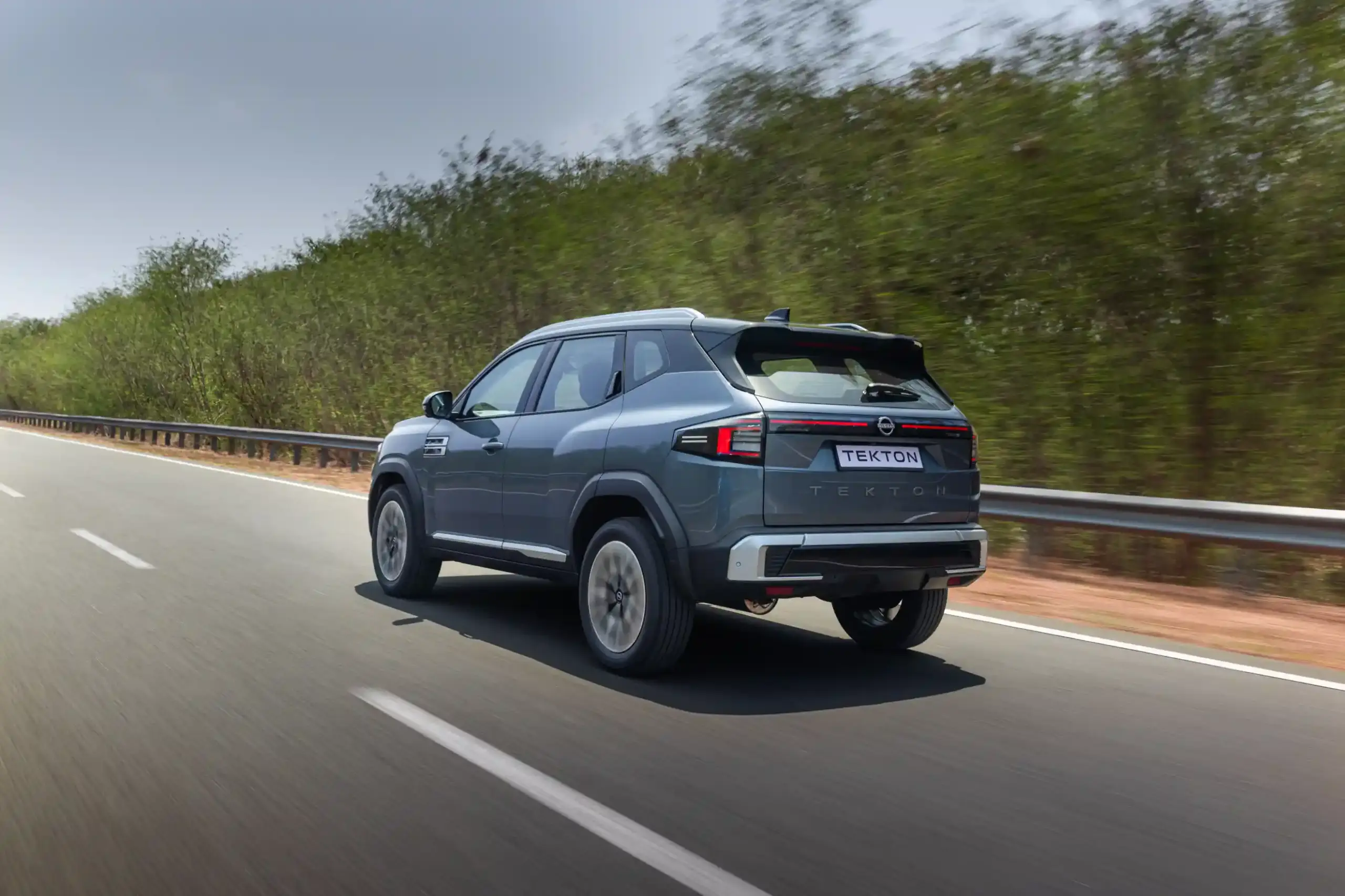 Modelul DACIA Duster 2026 LUX spate stanga | iDevice.ro Modelul DACIA Duster 2026 LUX spate stanga
