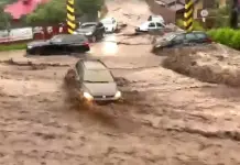 VIITURA in Busteni dupa O Rupere de Nori, Masini LUATE de Ape (VIDEO) VIITURA in Busteni O Rupere Nori Masini LUATE Ape