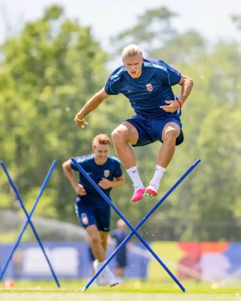 Erling Haaland la antrenament inainte de BRAZILIA - NORVEGIA LIVE ANTENA 1 Meci Cupa Mondiala FIFA 2026 | iDevice.ro antrenament BRAZILIA - NORVEGIA LIVE ANTENA 1 Meci Vinicius Jr. Erling Haaland Cupa Mondiala FIFA 2026