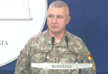 Situația CRITICĂ la Granița României, AVERTISMENTUL de ULTIMĂ ORĂ al Șefului Armatei Military officer in camouflage speaking at a podium during a briefing, with a blue backdrop and 'ROMÂNIA' visible on the sign.