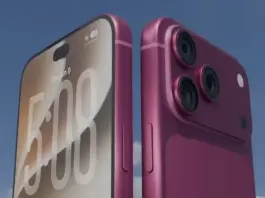 iPhone 18 va fi Limitat de Apple de la Lansare Close-up of a pink iPhone showing its triple-camera rear array against a clear blue sky, outdoors.