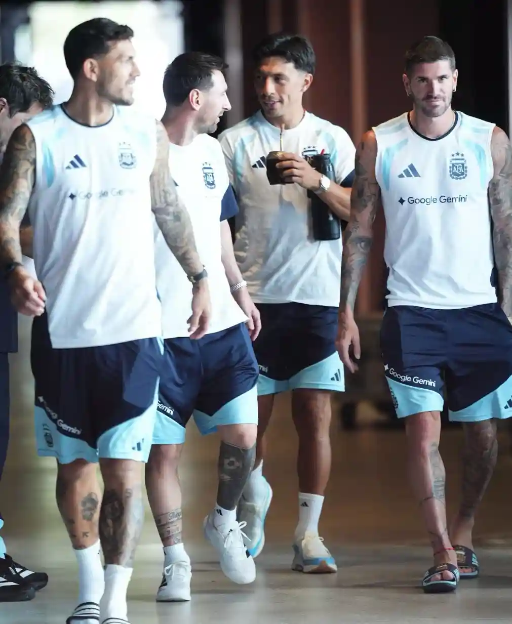 Split banner showing Argentina crest on blue left and Egypt Football Association badge on maroon right with a central divider.