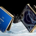 resigilate emag reduceri samsung galaxy z flip | iDevice.ro Two Samsung foldable smartphones with gold frames, one blue back panel, placed on a snowy surface against a black background.