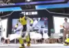 Robotii Inlocuiesc Oamenii in Totalitate, Imaginile SPECTACULOASE Publicate in China (VIDEO) Yellow humanoid robot performs on a stage in Shanghai, China, with spectators and other robots nearby. (Informative caption: 'Shanghai, China' visible on stage)