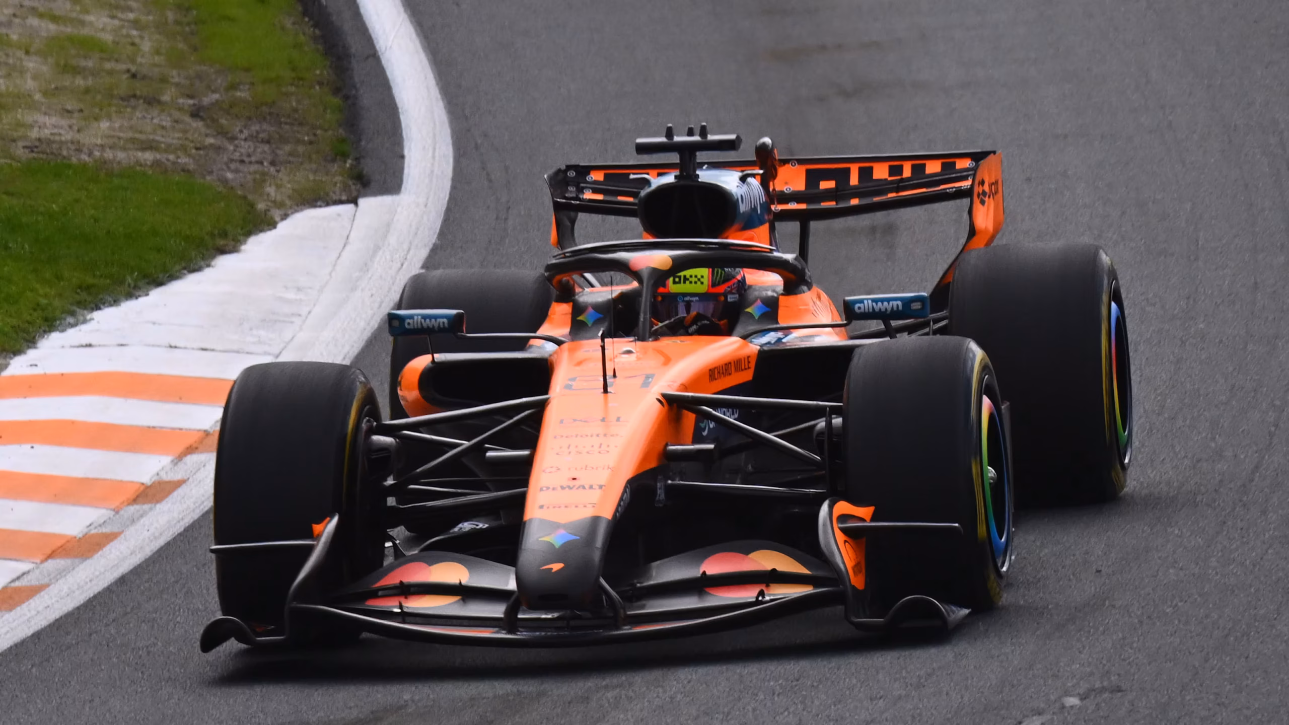 McLaren si Mercedes dau tonul la Zandvoort, dupa un Sprint castigat de Russell si pole pentru Norris