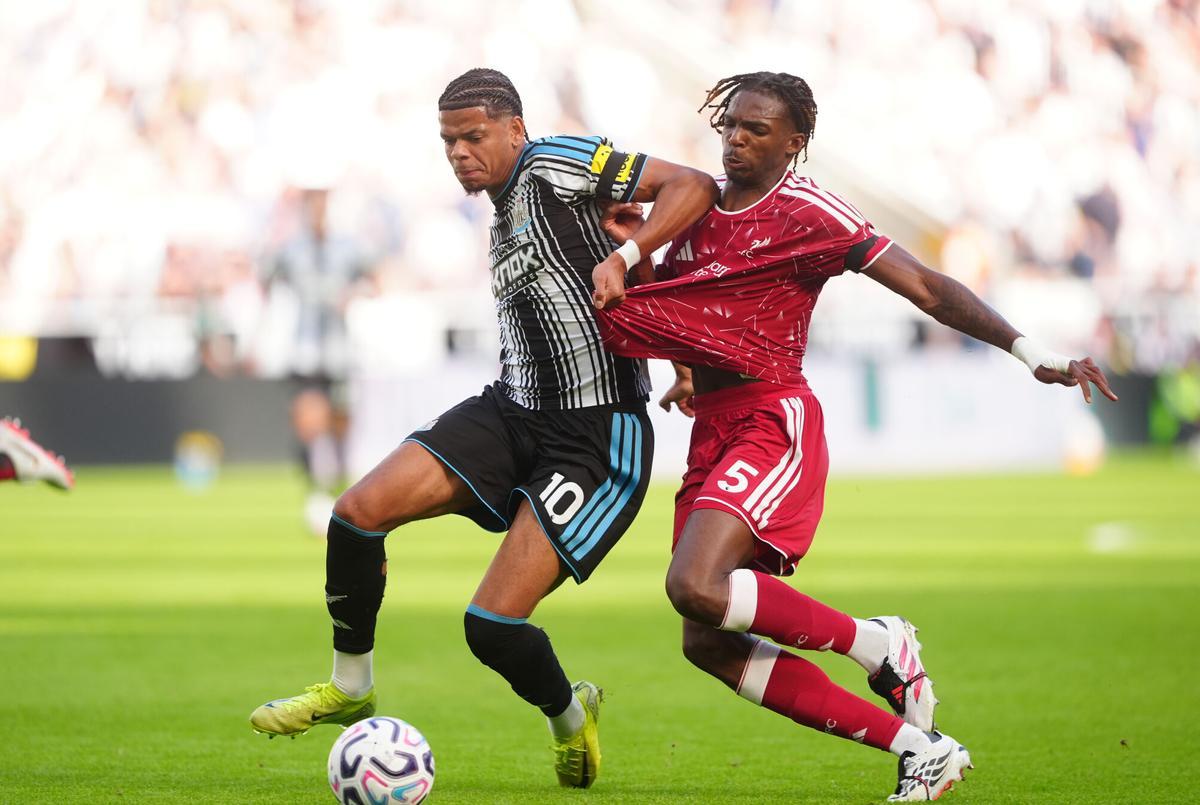 William Osula și Jeremy Jacquet în Newcastle United - Liverpool