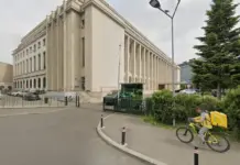 ANCPI a Hotarat ce va Bloca in eTerra Cand Redeschide Cadastrul, Motivul Limitarii Beige neoclassical building with tall columns beside a street; cyclist with yellow delivery bag rides past.