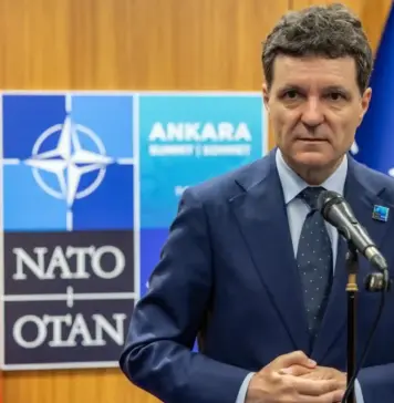 Ce ii Lipseste SuspeNDarii pentru a fi Cireasa de pe Coliva Romaniei Ce ii Lipseste SuspeNDarii pentru a fi Cireasa de pe Coliva Romaniei