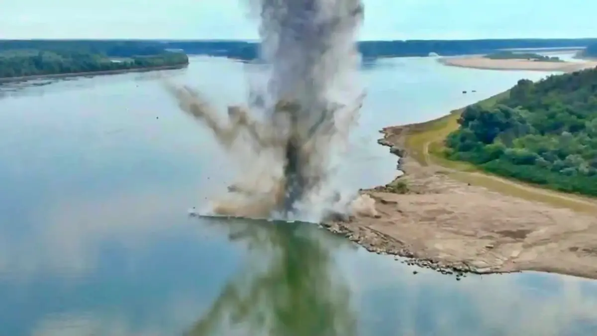 Detonare Armata Romana Dunare fluviu Cernavoda | iDevice.ro Detonare Armata Romana Dunare fluviu Cernavoda