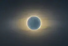 Eclipsa Solara din 12 August este o Oportunitate RARA pentru Omenire, conform ESA Total solar eclipse with the Moon fully covering the Sun and a glowing corona around the dark disc.