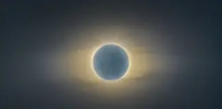 Total solar eclipse with the Moon fully covering the Sun and a glowing corona around the dark disc.