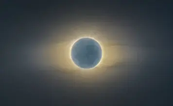 Eclipsa Solara din 12 August este o Oportunitate RARA pentru Omenire, conform ESA Total solar eclipse with the Moon fully covering the Sun and a glowing corona around the dark disc.