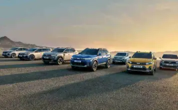 “Inovatia” din DACIA Duster, Bigster, Striker, Veche de Ani de Zile la BMW, Audi, Mercedes, Volkswagen Row of modern SUVs lined up on a gravel surface at sunset, with mountains in the distance on the left.